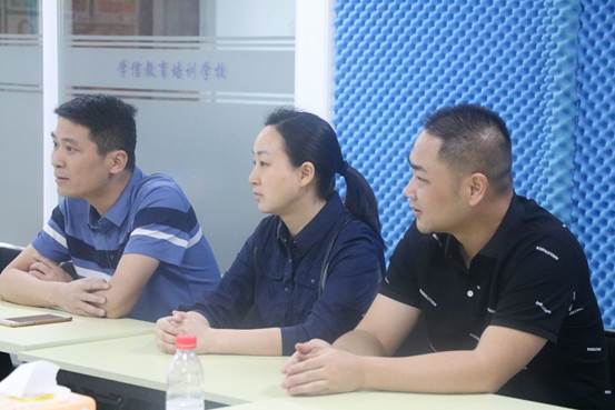 几个人在桌子上描述已自动生成